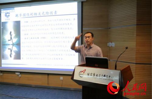 趙鵬研究員給跑步愛好者提出科學建議 （黃曉敏 攝）